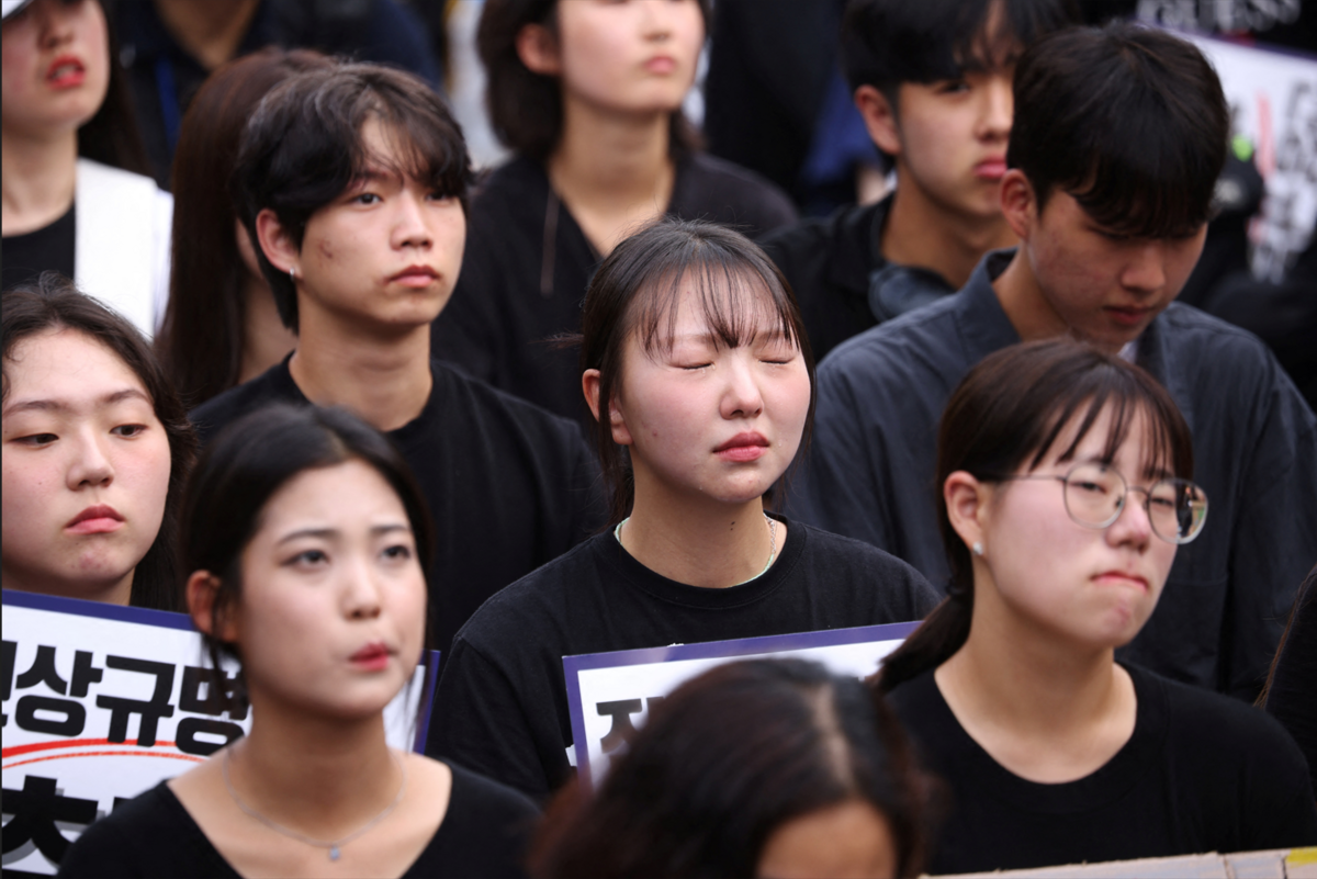 韓國的教育體系長期以來以其嚴格的要求和高壓教育制度而聞名。一名韓國教師疑似自殺，引發了4日在首爾的數十萬教師參與的大規模抗議活動。數十萬名教育工作者湧上街頭，對國內高壓教育體制的種種負擔提出抗議。   圖 : 達志影像/路透社
