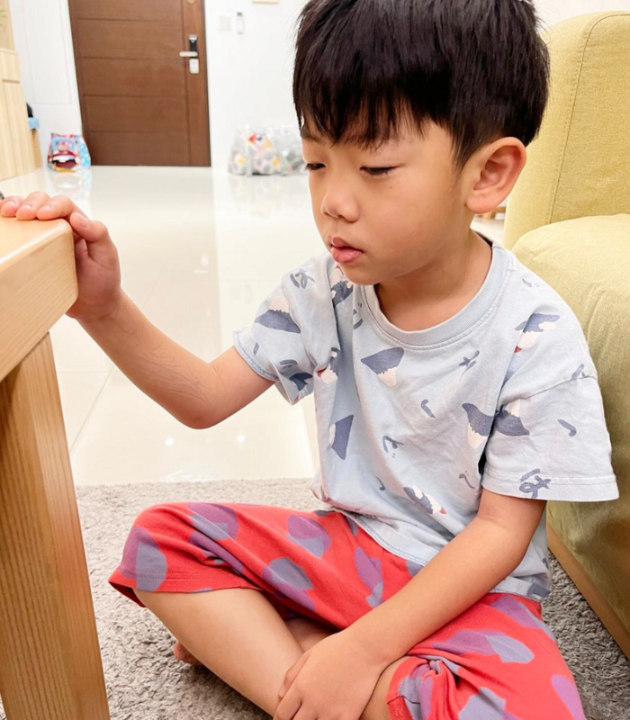 蔡桃貴開學第一天似乎因為沒睡飽，表情超厭世。 圖：翻攝自蔡桃貴IG