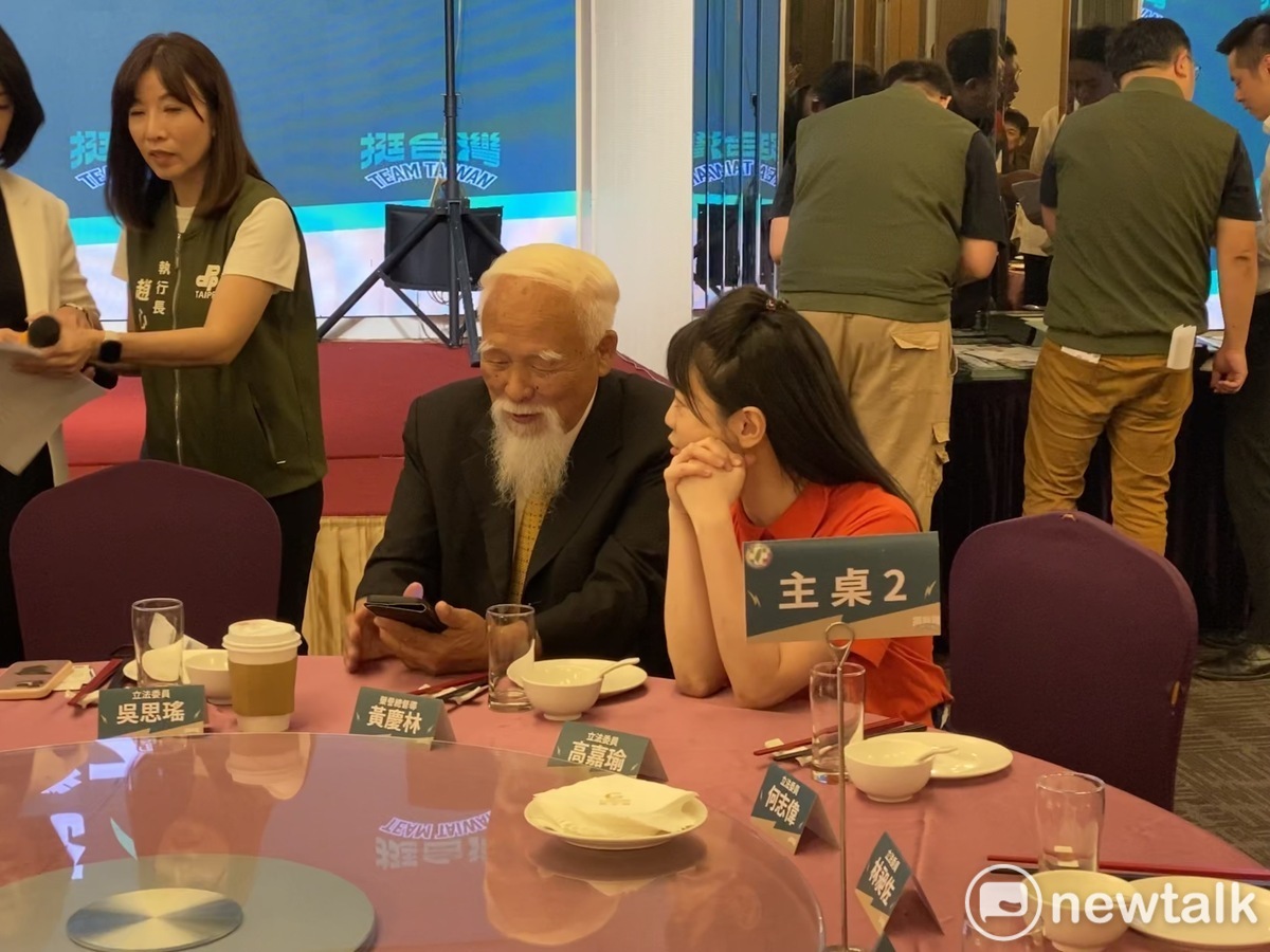民進黨立委參選人高嘉瑜、民進黨榮譽總督導黃慶林。 圖：周煊惠 / 攝