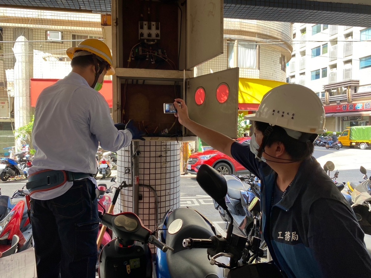 新北工務局為遏止違規套房出租造成憾事，最近針對板橋大同街一處地下室違規隔成10間套房出租，執行強制斷電處分。 圖：新北市工務局/提供