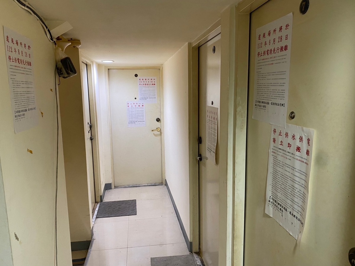 板橋大同街建築物地下室被屋主隔成10間套房出租牟利，遭新北市政府斷電處分。 圖：新北市工務局/提供