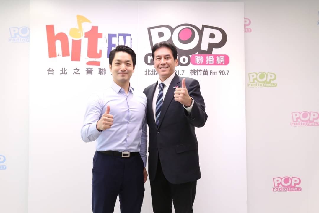 台北市長蔣萬安（右）今（6）日接受媒體人黃暐瀚（左）廣播專訪。 翻攝自《POP撞新聞》