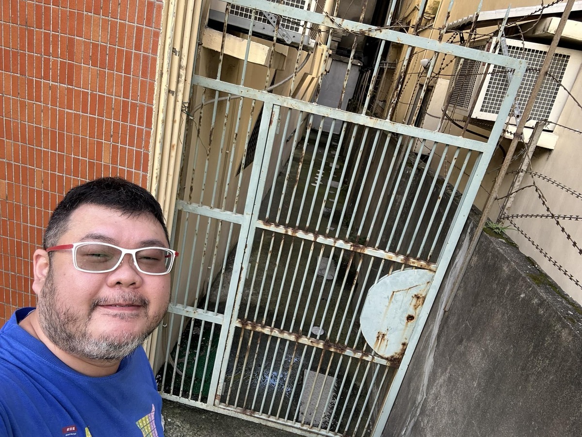 柯文哲新竹老家遭爆頂樓鐵皮加蓋違建，防火巷還用水泥牆和鐵絲網封路，恐涉犯公共危險罪。 圖：取自四叉貓臉書