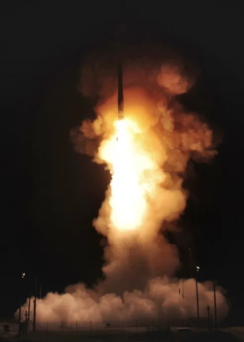 美國空軍全球打擊司令部會在當地時間 5 日晚至 6 日凌晨，在北範登堡空軍基地進行非武裝狀態「民兵」III 型洲際彈道導彈的實戰試射。圖為美軍 2017 年試射「民兵」III 型洲際彈道導彈。 圖：翻攝自環球網