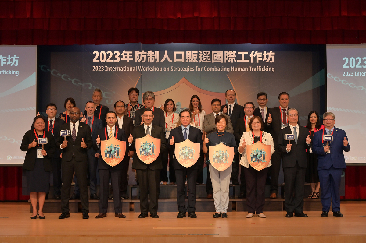 內政部政務次長吳容輝、行政院長陳建仁、瓜地馬拉共和國大使OSCAR ADOLFO PADILLA LAM、菲律賓移民局局長唐辛可為2023年防制人口販運工作坊揭開序幕。 圖：內政部提供