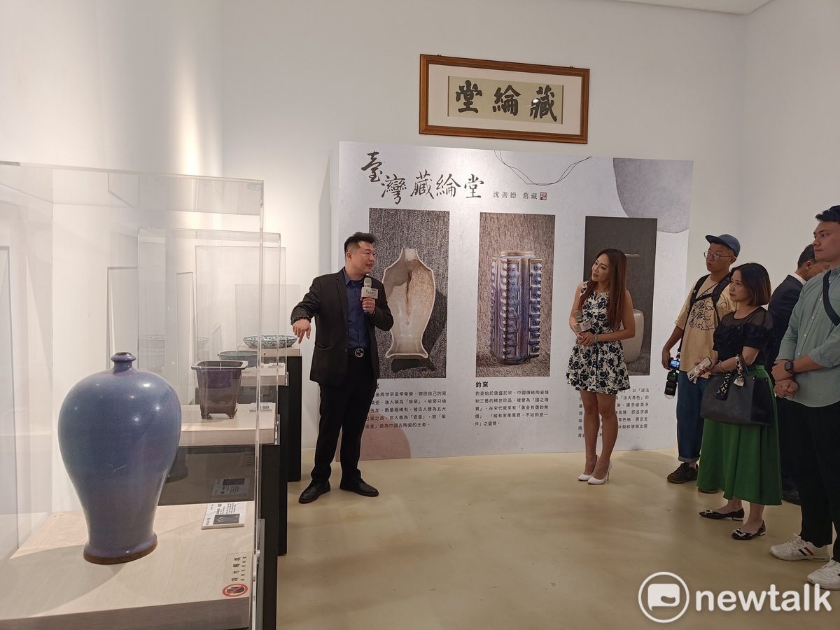 邱彥龍向與會來賓介紹典藏品。 唐復年/攝