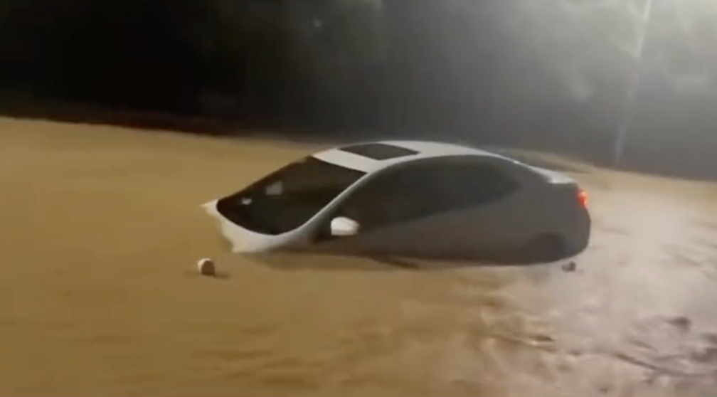 民眾的車輛來不及移開只能泡在水裡。 圖：翻攝自Ｘ／@whyyoutouzhele
