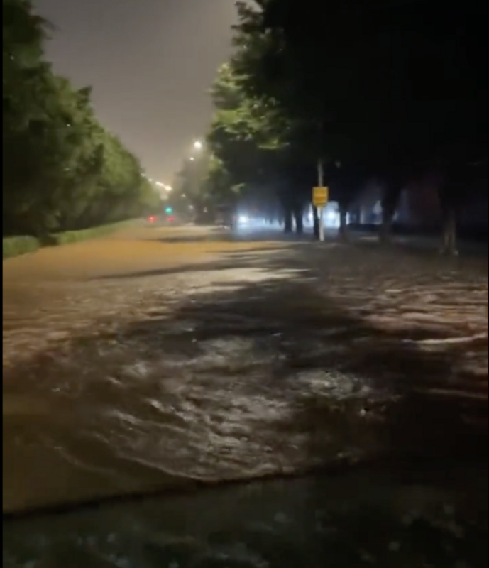 雨量過大排放不及，造成積水嚴重。 圖：翻攝自Ｘ／@whyyoutouzhele