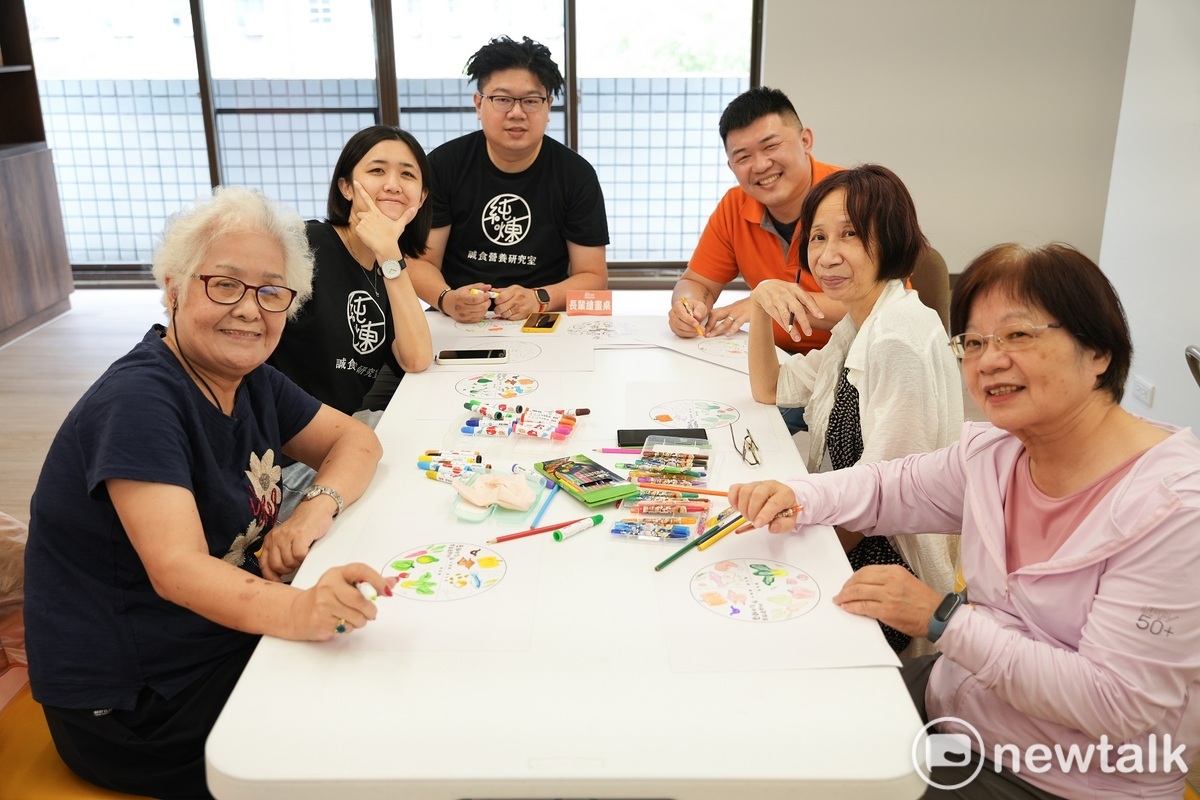 純煉品牌經理周炤良與弘道老人福利基金會台中服務處處長陳國慶陪伴長輩們一同作畫。 唐復年/攝