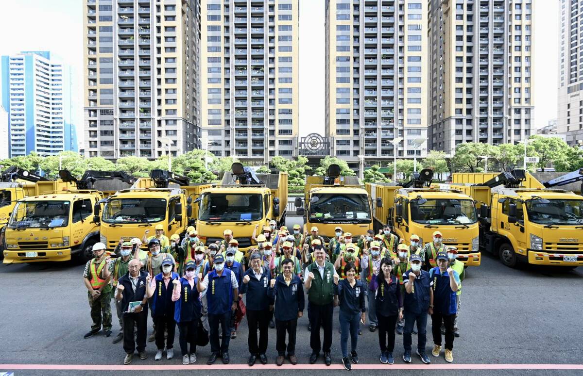 高雄市政府6日調度100人、20輛抓斗車、20輛運土卡車，共40輛機具馳援台東。 圖：高雄市政府提供