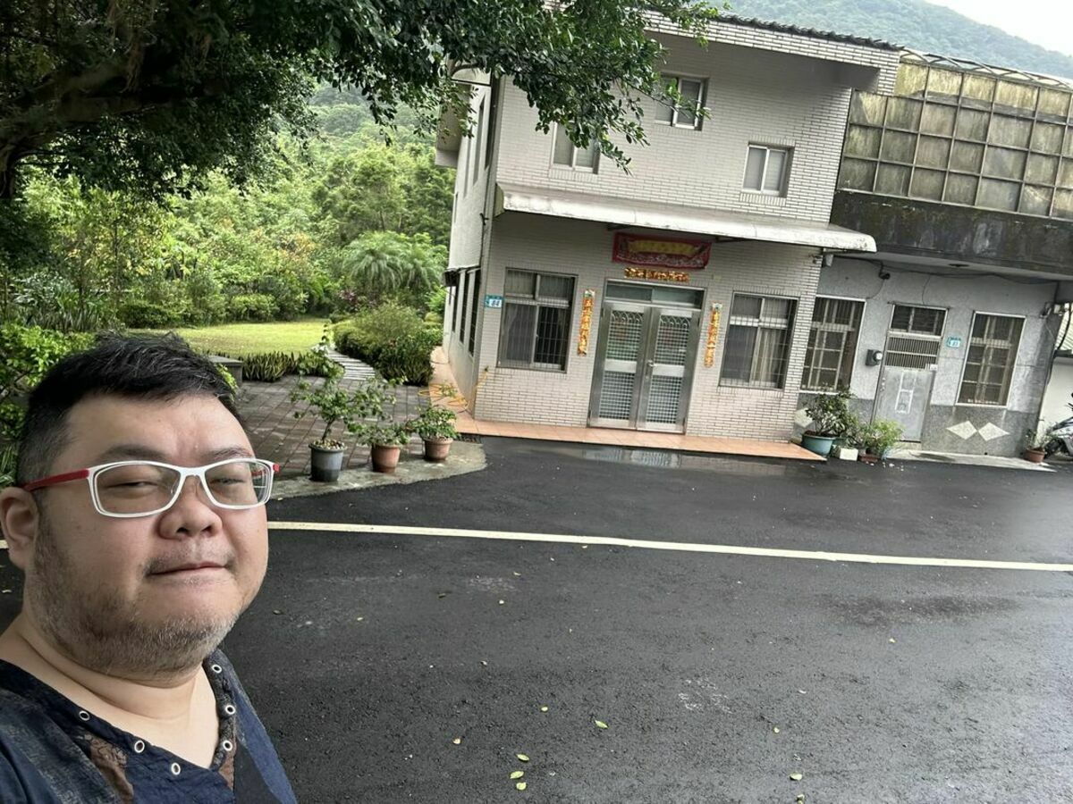 網紅「四叉貓」7日一早前往「朝聖」，還點名新北市長侯友宜：「這局輪到你說話了，這棟到底算不算違建？」短短1小時，吸引6000多網友按讚。 圖：翻攝自劉宇臉書