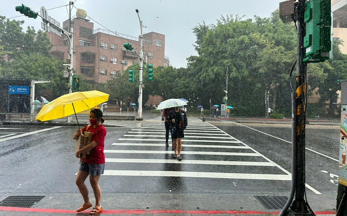 記得帶傘！滯留鋒徘徊 專家曝：雨彈午後持續開炸