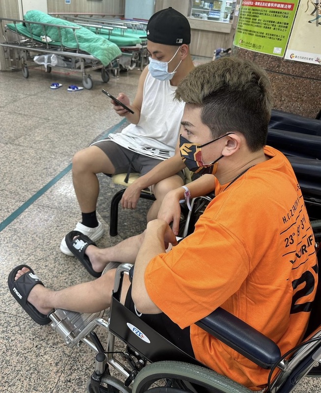 孫生因橫紋肌溶解症導致雙腿痛到動不了，只能坐輪椅。 圖：翻攝自孫生IG