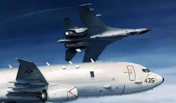 中國智庫稱隸屬於美國空軍的一架 WC-135R 核戰略偵察機，闖入中國東海識別區後逼近中國海岸線附近。 圖 : 翻攝自騰訊網/浩外同學