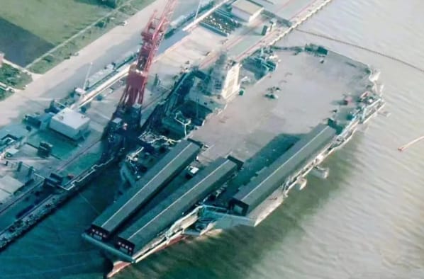 中國首艘電磁彈射航母福建艦已拆除大棚，準備進行海試。 圖 : 翻攝自騰訊網/浩外同學