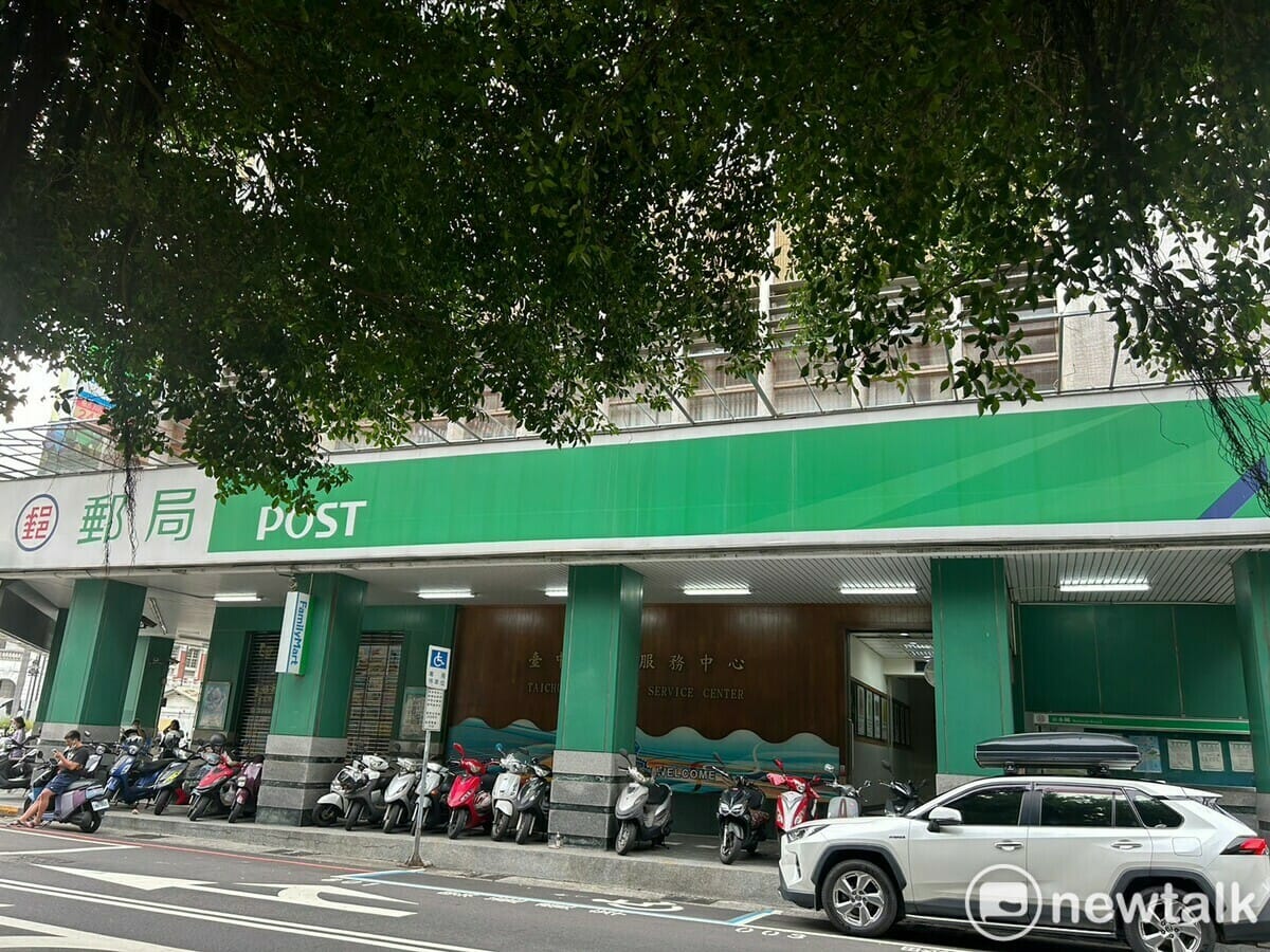 郵政工會表示，若申覆不成功，8月17日擬發動週六郵局窗口全面拒絕加班，並上街陳情。 圖：林岑韋／攝