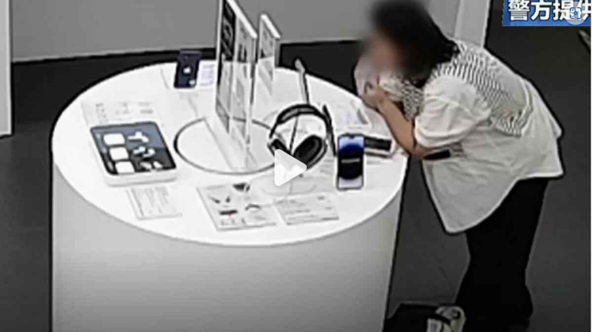 一名中國婦人在福建一家蘋果專賣店，竟然用牙齒咬斷了iPhone 14 Plus的防盜線，將手機偷走。 圖：翻攝自微博