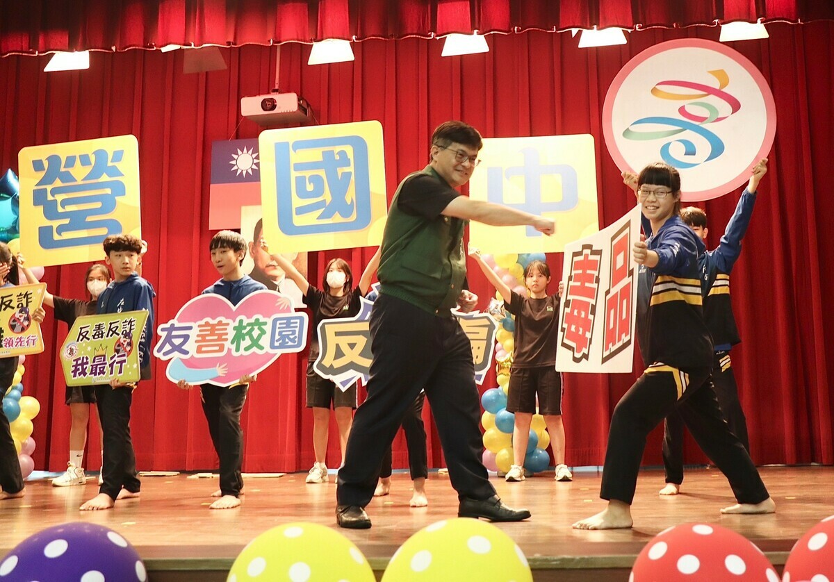 謝文斌(左)象徵性擊破紙板。 圖：高雄市教育局提供