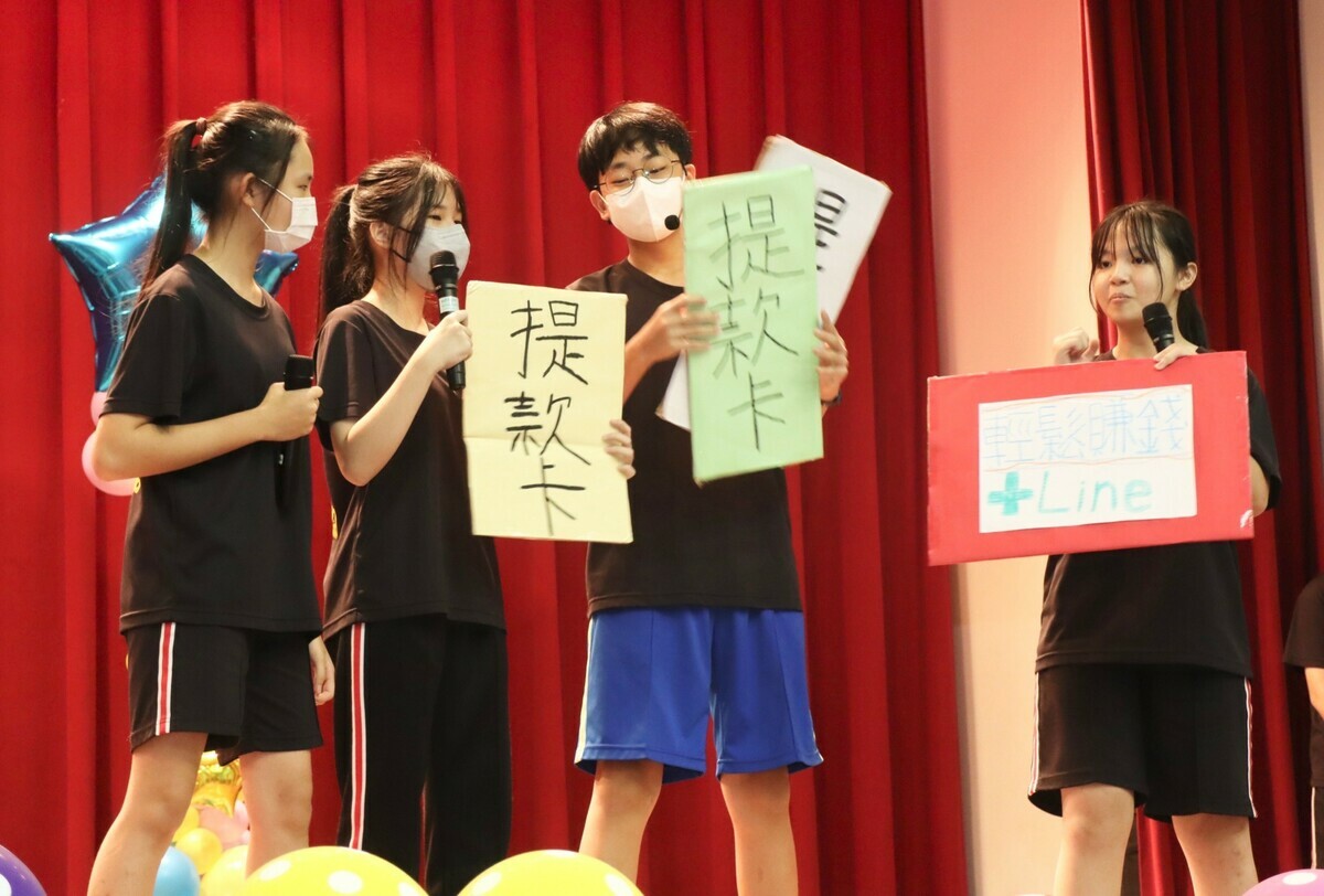 童軍團學生演出校園反詐騙短劇。 圖：高雄市教育局提供