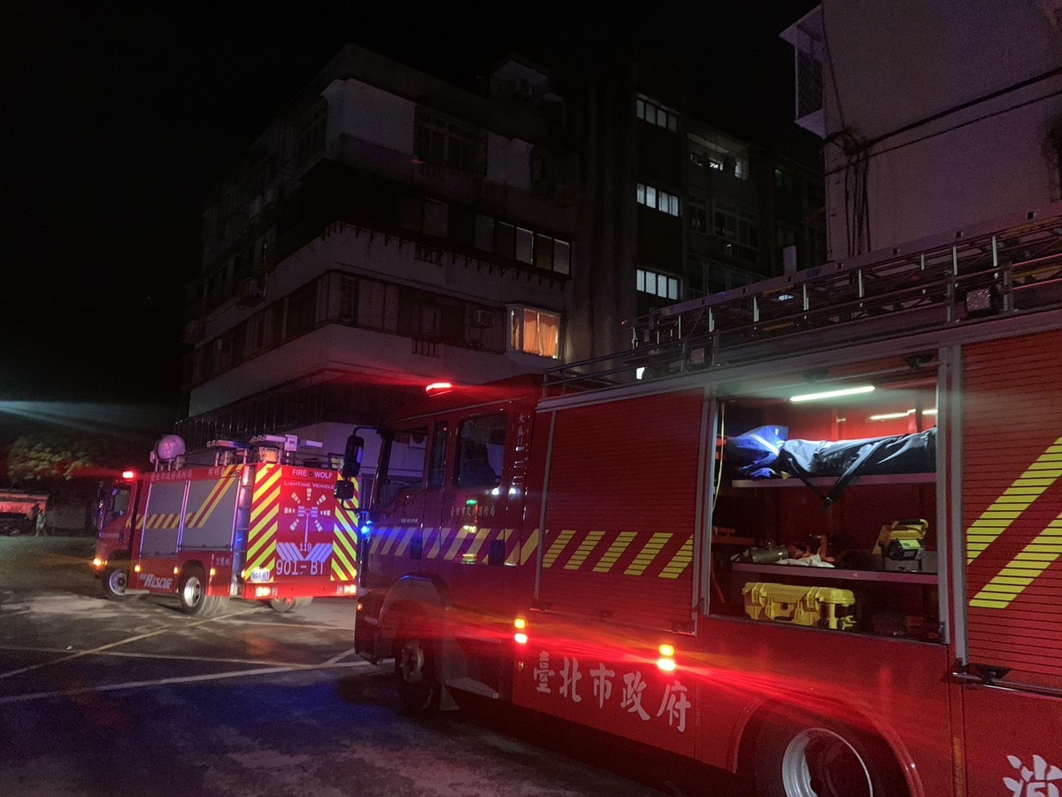 台北市中山區大直街94巷周邊7日晚間傳出民宅傾斜，接著晚上10點49分大樓下陷，5樓變4樓。 圖：陳怡君議員辦公室提供