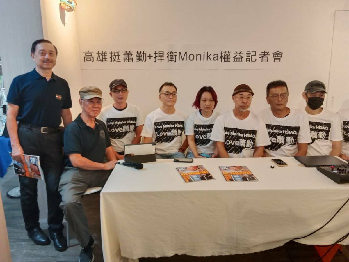 蕭勤學生與高雄在地藝術家質疑基金會一手遮天。 圖：孫家銘攝