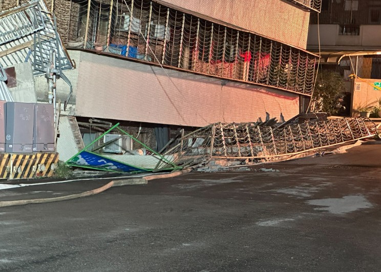 針對台北市建案「基泰大直」疑似施工不慎，造成鄰房坍塌下陷。台北市政府今天晚間到台北地方法院遞狀，聲請假扣押基泰公司資產6195萬餘元。 圖：陳怡君議員辦公室／提供 (資料照)
