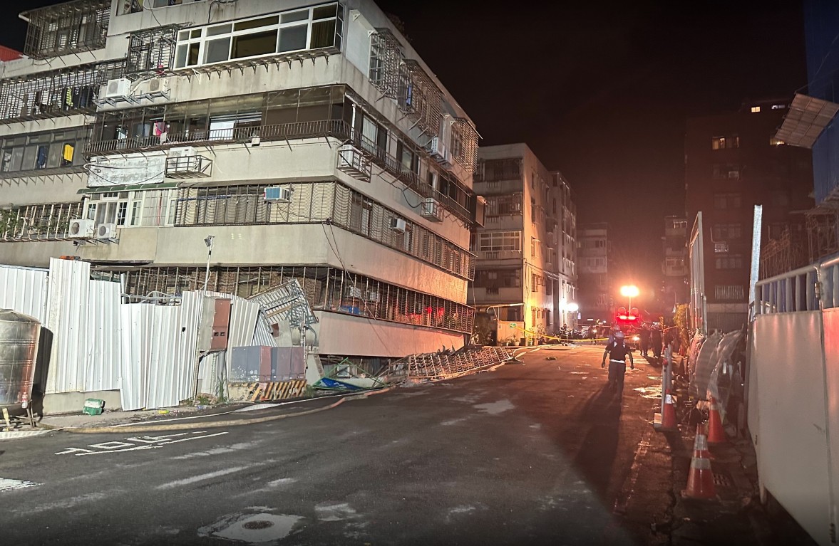 台北市中山區大直街94巷周邊7日晚間傳出民宅傾斜，接著晚上10點49分大樓下陷，5樓變4樓。 圖：陳怡君議員辦公室提供