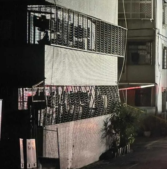 疑似建案施工釀災，導致鄰屋7日晚間出現傾斜、龜裂，建物一樓外側的鐵窗也被壓彎變形。 圖：翻攝記者爆料網