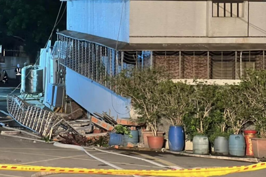 台北市中山區大直街巷弄7日多棟大樓傾斜，晚間11點已有民宅一樓塌陷。 圖：翻攝YeLinChuan臉書