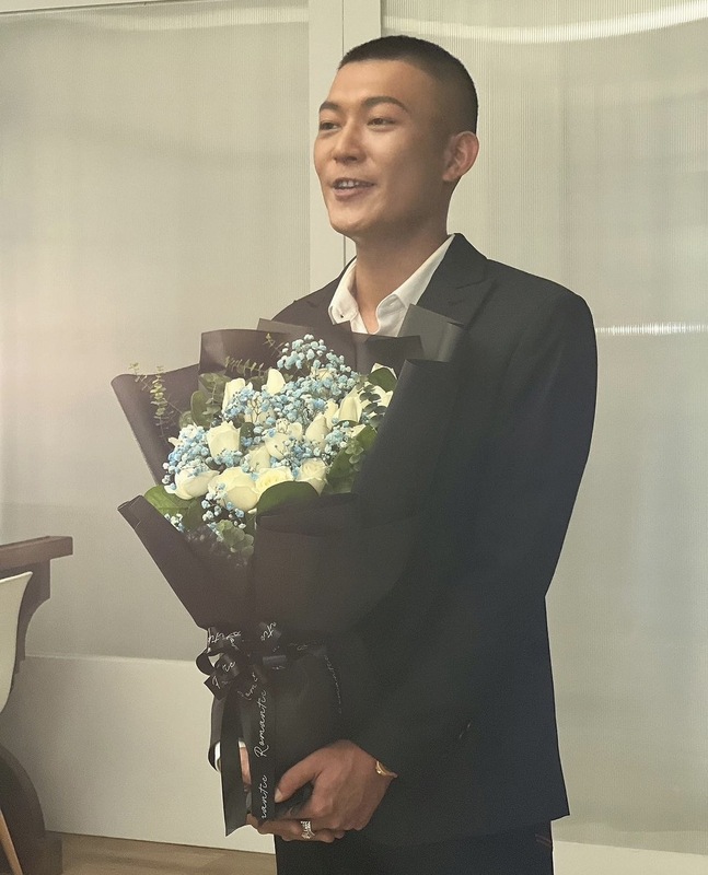 鳳梨手捧花束，疑似跟交往3年的秘書女友歐菈求婚。 圖：翻攝自吳泓逸IG
