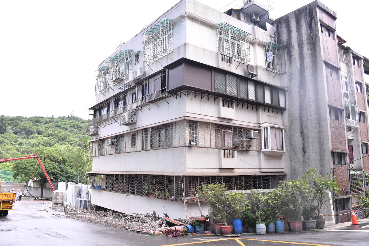 台北市中山區大直街94巷1弄路口一處民宅發生傾斜、塌陷的情形。 圖：台北市政府 提供