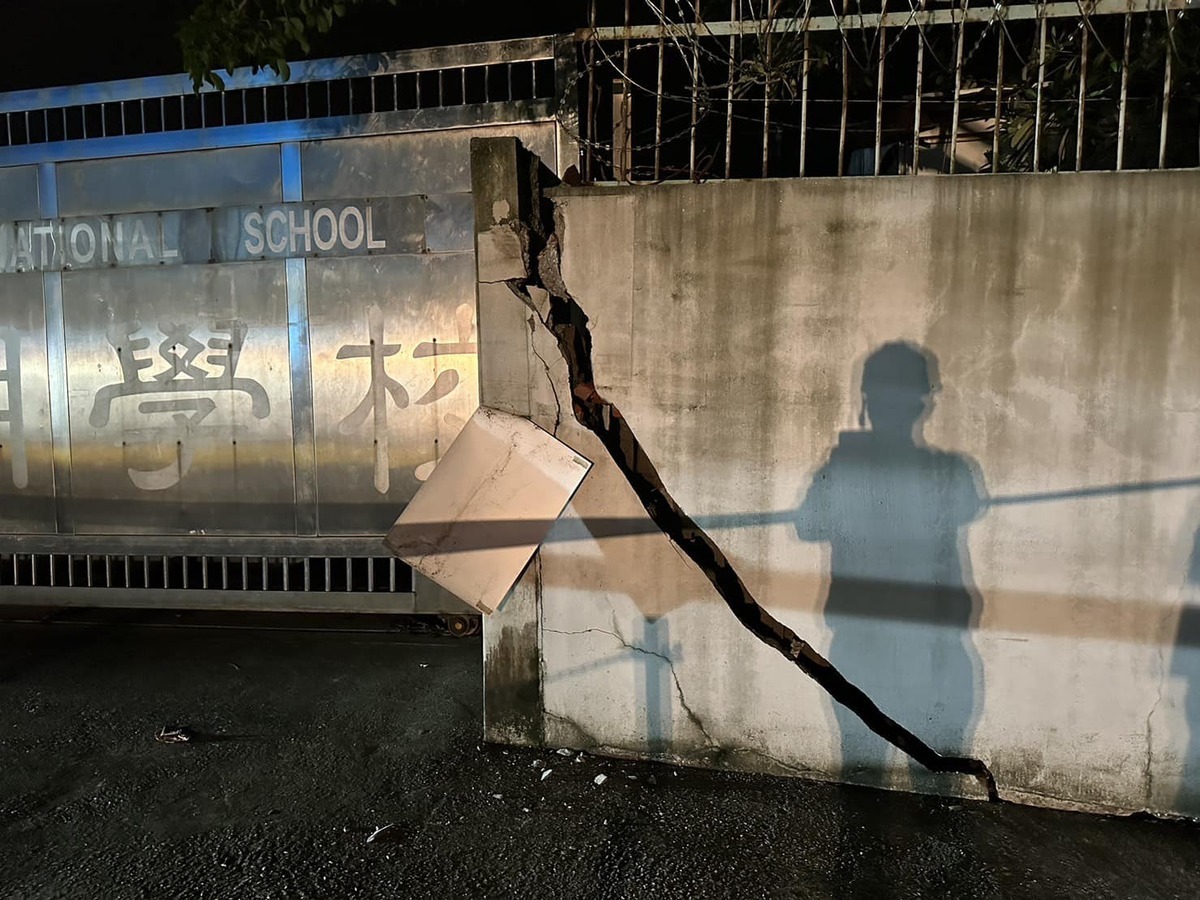 大直民宅塌陷後，今（8）日凌晨4點，陳怡君議員於現場拍攝的附近學校外墻裂縫。 圖：取自 陳怡君 臉書