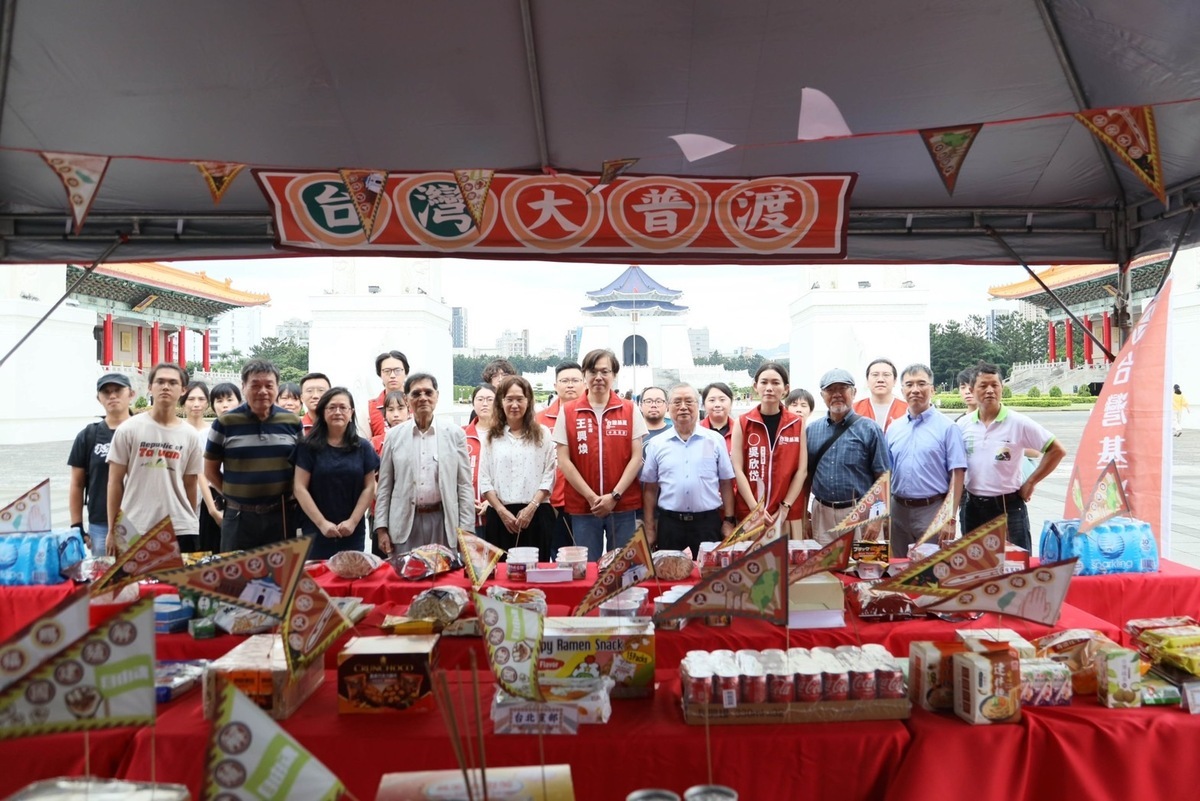 台灣基進於自由廣場牌樓前舉行2023台灣大普渡「祭台灣英靈 紱中國邪氣」活動，悼念已逝民主前輩英魂。 圖：台灣基進提供