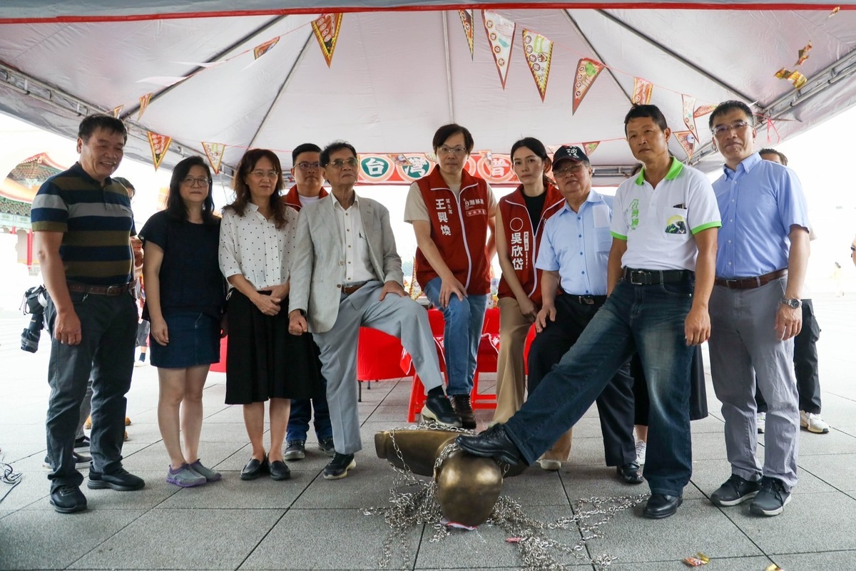 台灣基進於自由廣場牌樓前舉行2023台灣大普渡「祭台灣英靈 紱中國邪氣」活動，用鐵鍊拉倒象徵威權的蔣介石銅像，並踩在腳底。 圖：台灣基進提供