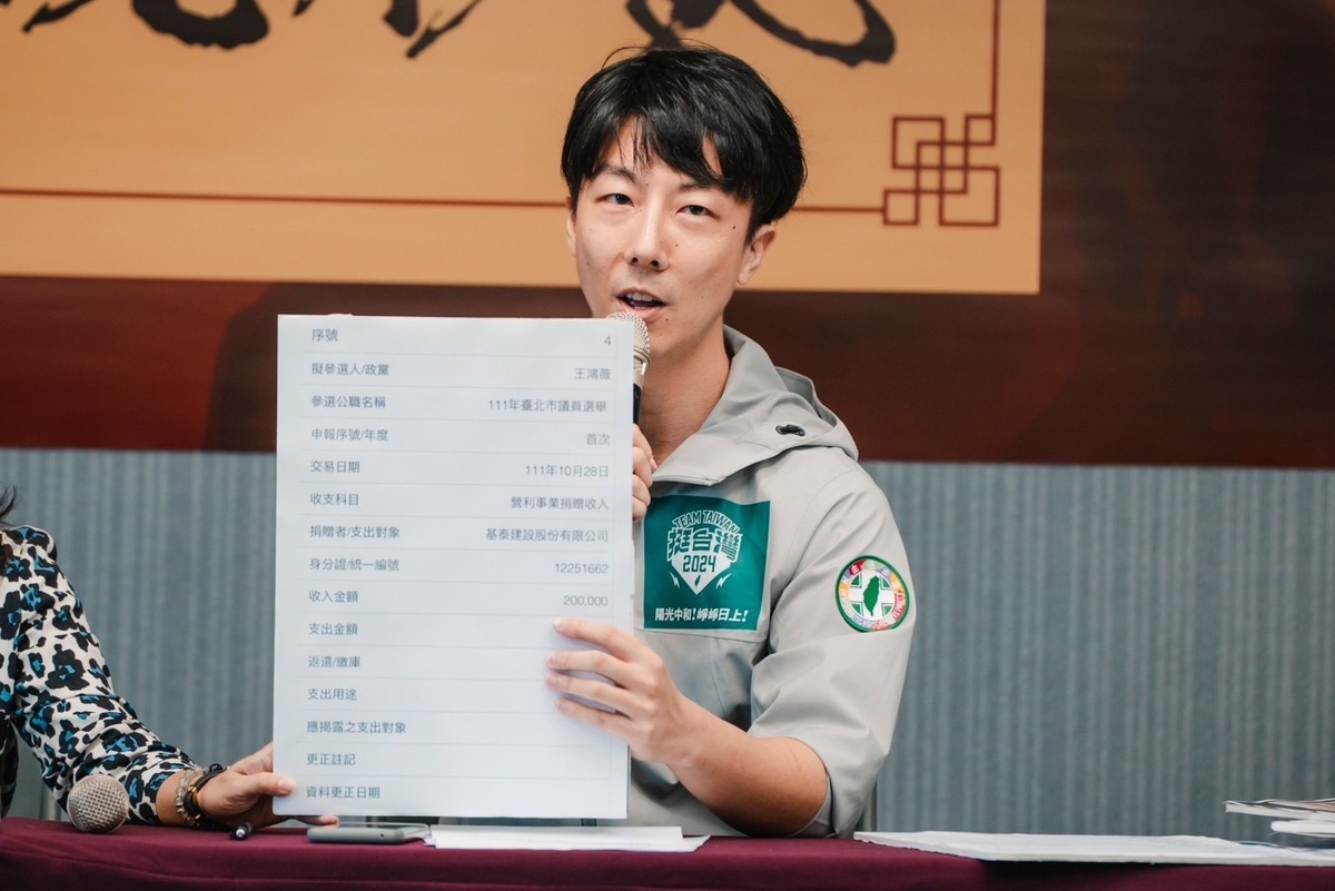 新北中和區立委候選人吳崢批評，怎麼會在台北市發生這麼大公共安全的意外呢？當地王鴻薇委員之前也沒有幫住戶講話。 圖：民進黨提供（資料照）