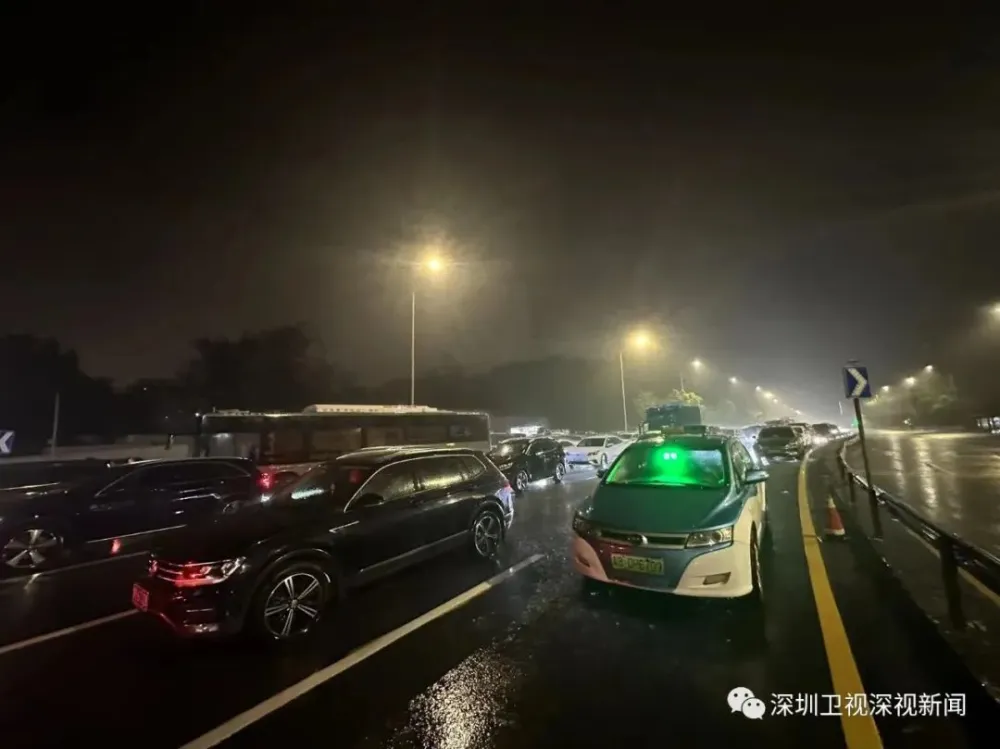 羅湖區羅沙路東向近仙湖立交路段，因前方路段積水嚴重，不少車輛堵塞。 圖：翻攝自深圳衛視深視新聞