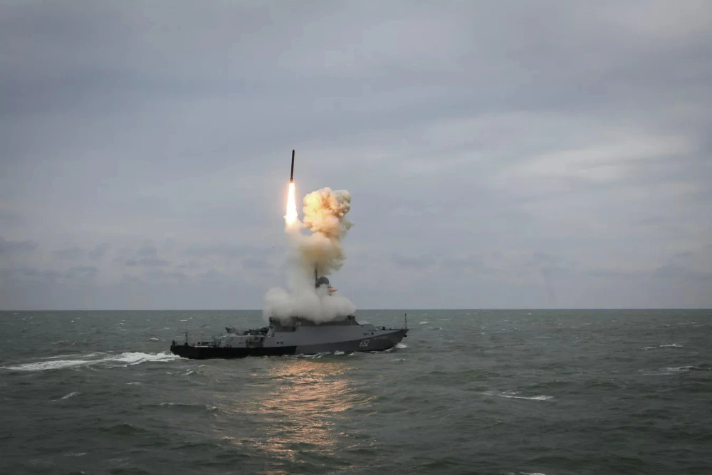 俄羅斯黑海艦隊向烏克蘭境內發射導彈。 圖：翻攝自騰訊網