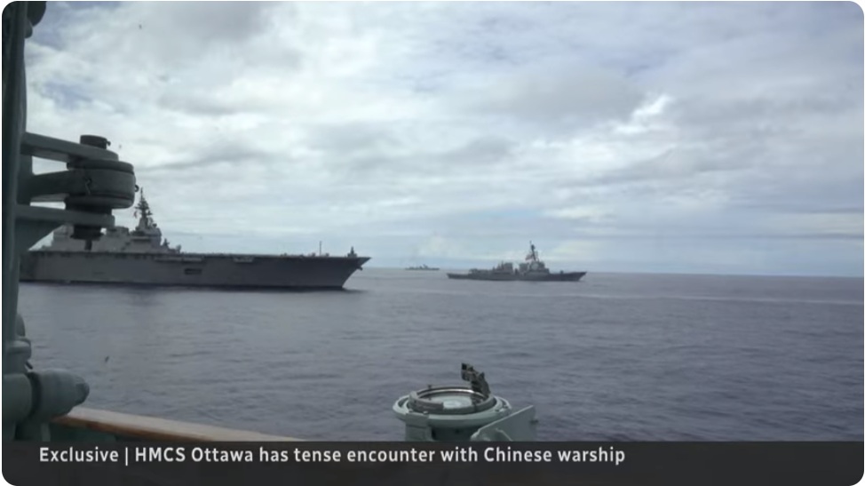 《加拿大廣播公司》報導，加國派駐遠東地區軍艦「渥太華號(HMCS Ottawa FFH-341)」遭解放軍海軍導彈驅逐艦近距離尾隨。 圖：截取YouTube/CBC News: The National