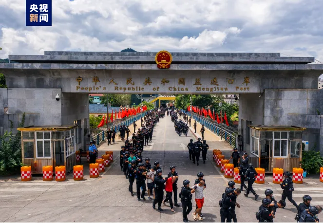 近期有 1,207 名緬甸北部涉詐犯罪嫌疑人，被從緬甸邊境移交給中國。 圖：翻攝自央視新聞