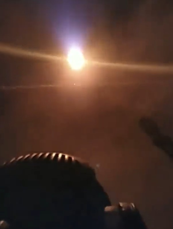 獵豹防空系統向天空猛烈開火後，天空發生了爆炸，該爆炸是因俄軍無人機被摧毀所產生。 圖：翻攝自 John Zhang X（前推特）帳號