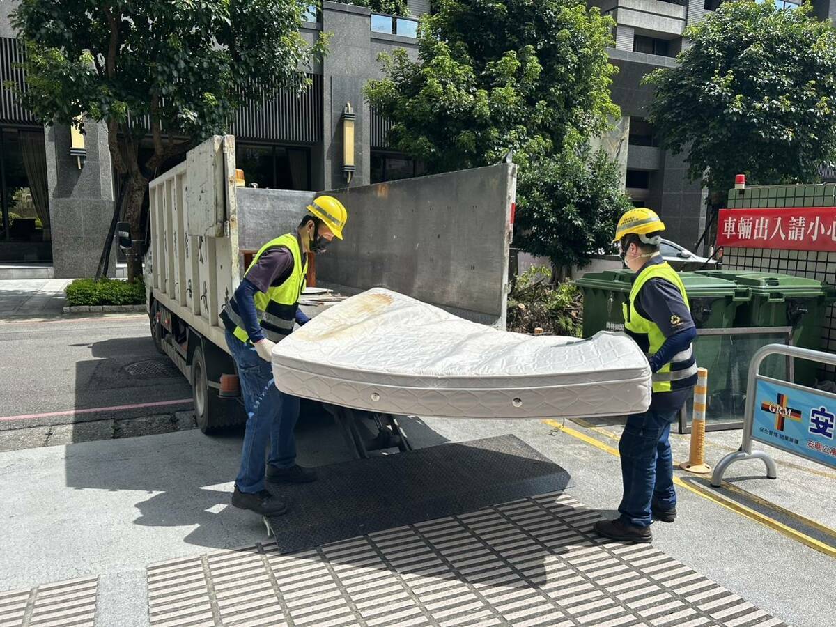 桃園市環保局推出廢棄大型傢俱清運線上預約服務，9月15日起開放全市使用。 圖：桃園市環保局/提供