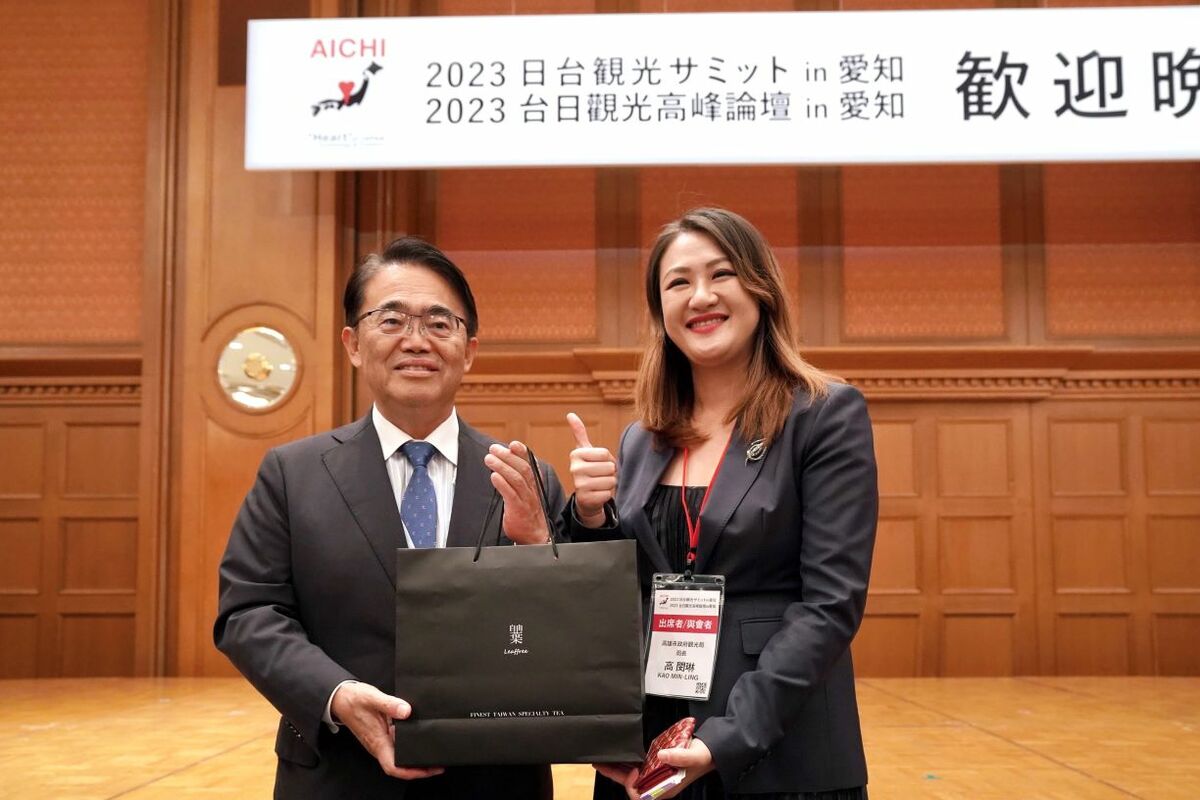 高閔琳(右)向愛知縣知事大村秀章爭取明年主辦權。 圖：高雄市觀光局提供