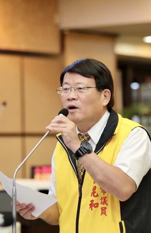 陳昆和擔任市議員期間，全力爭取地方建設，強力監督市政，並籌組服務團隊加強鄉里社區服務，還捐出議員全數薪津、研究費、選舉補助款從事公益。 圖：黃博郎／攝