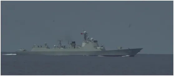 最近 1 艘中國海軍 052D 型驅逐艦，在東海緊隨加拿大軍艦。圖為 052D 型驅逐艦。 圖：翻攝自環球網