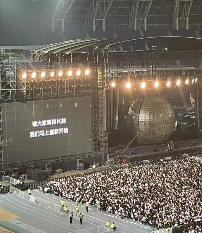 因周杰倫身體不適，演唱會一度中斷。 圖：翻攝自開開森森