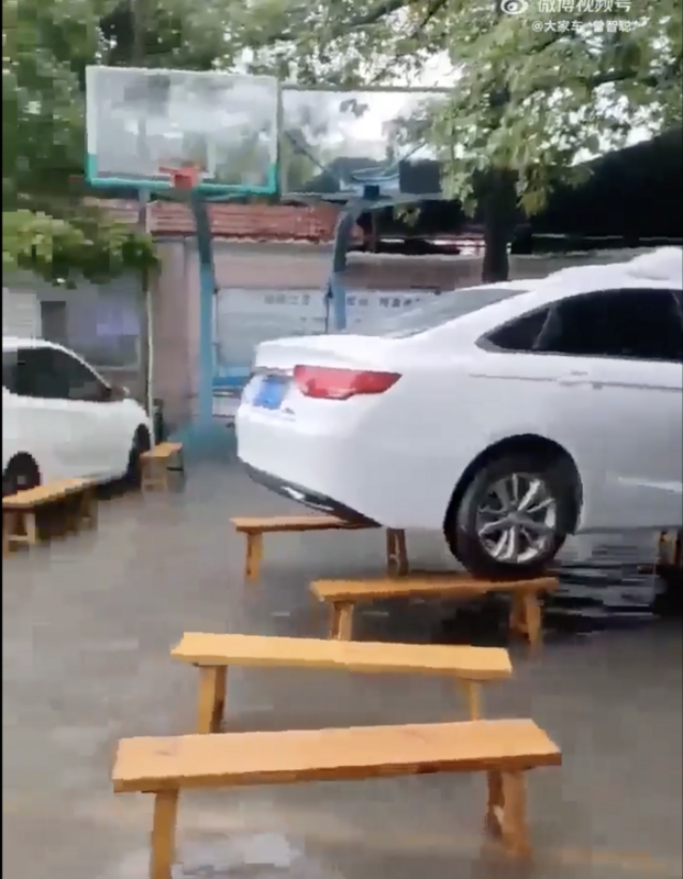 佛山市居民為避免車輛泡水，紛紛以板凳將車輛撐高。 圖：翻攝自X／@whyyoutouzhele