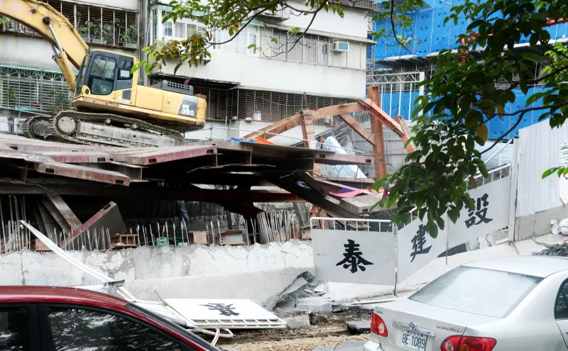 ▲7日晚間，建商「基泰建設」疑似因施工不慎，導致台北市中山區大直街周邊民宅「塌陷傾斜」。（圖／NOWnews資料照）