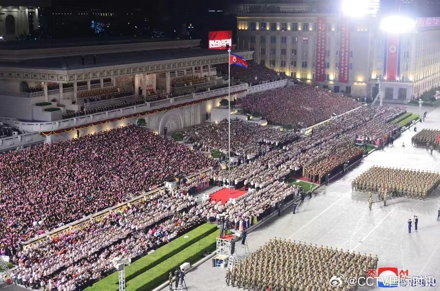 北韓近期將在金日成廣場舉辦大規模閱兵活動，紀念「朝鮮勞動黨」建黨 80 周年，預估北韓可能藉此，展示能打擊美國本土的洲際彈道導彈。（圖為 2023 年九月北韓建國 75 周年閱兵活動） 圖：翻攝自騰訊網／海客新聞 (資料照)