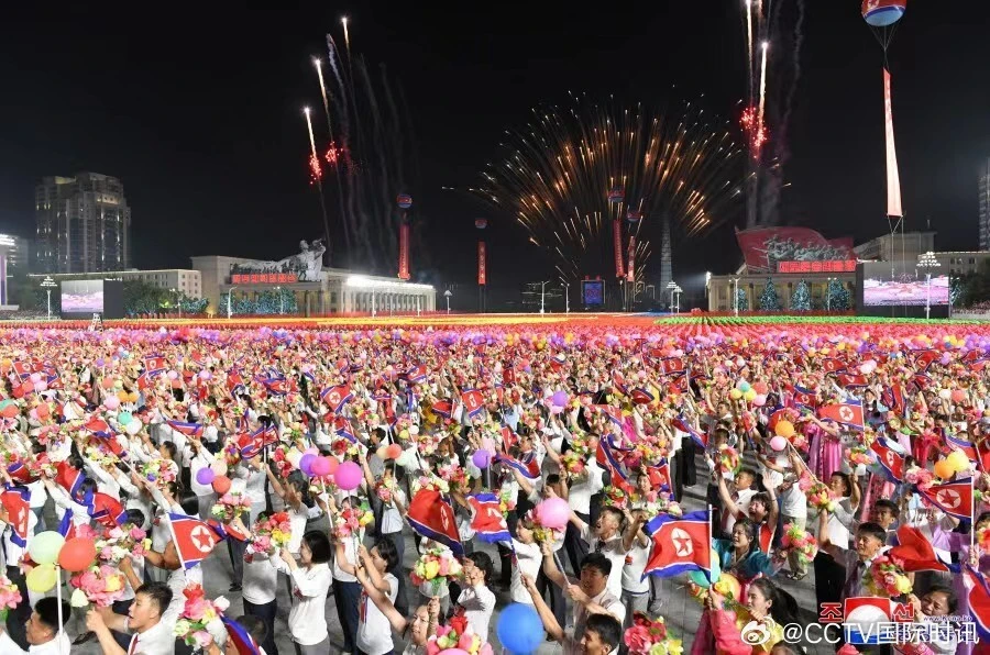 北韓群眾高舉國旗慶祝朝鮮民主主義共和國成立 75 週年。 圖：翻攝自騰訊網／海客新聞