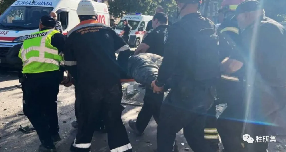 營救人員把受傷的軍人們，一一送到救護車，並開往附近的醫院接受治療。 圖：翻攝自勝研集